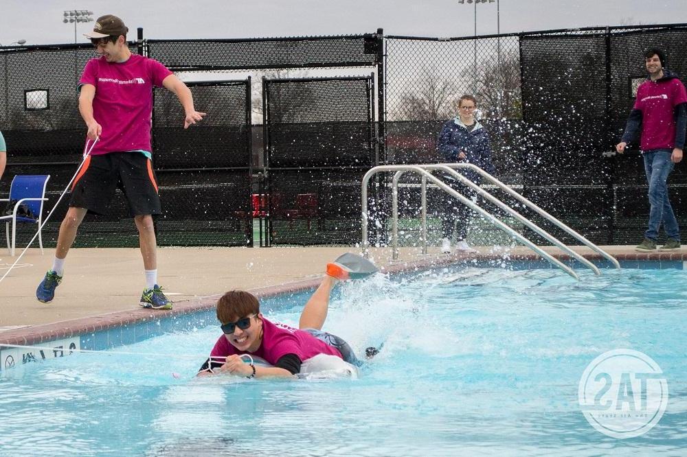 交换学生 Participating in the Polar Plunge